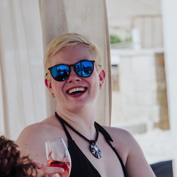 Meet your Posher, Emily - Picture 4 of 6